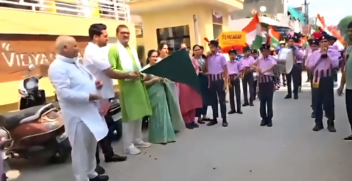 Children of Vidyasagar School came out with tricolour in their hands and respect for the army