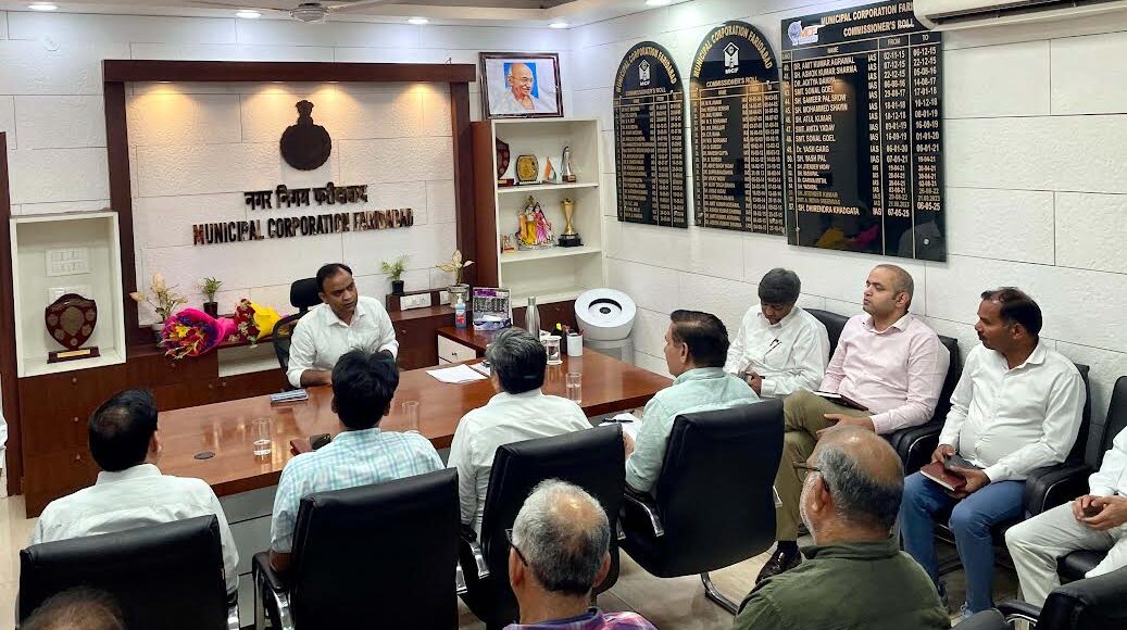 IAS Dhirendra Khadgata took charge of Municipal Commissioner Faridabad