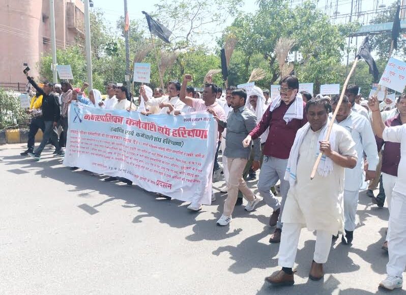 The employees protested at the headquarters with black flags and upside-down brooms
