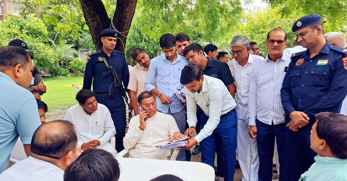 Minister Rajesh Nagar gave assurance to the people who came with the demand of sewer and pavement