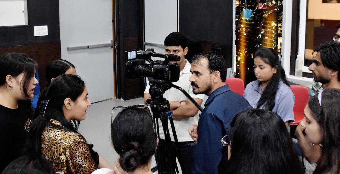 In the workshop of electronic media, students were introduced to the nuances of TV journalism