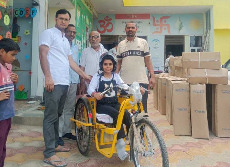 एलिम्प्को कंपनी वृद्ध जनों एवं विकलांगों को जरूरत अनुसार सामान वितरित किया