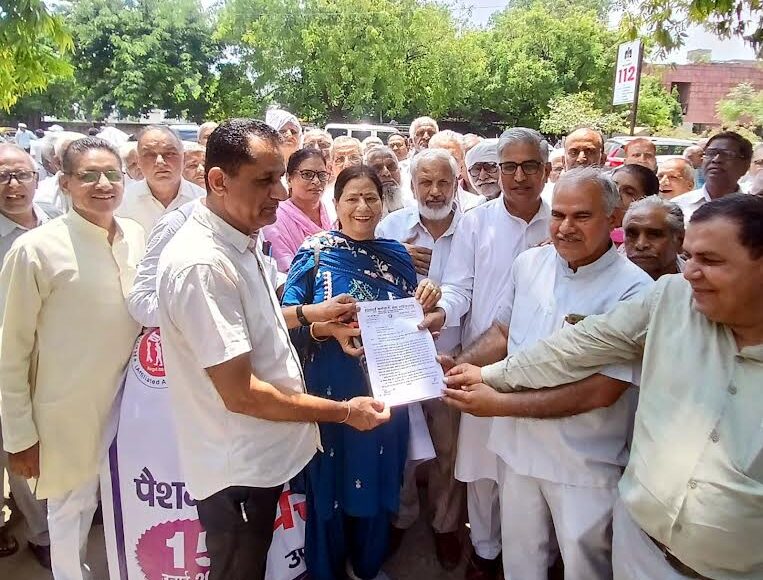 There is great resentment and unrest among crores of pensioners of the country due to the attempt to stop the increase in pension: Subhash Lamba
