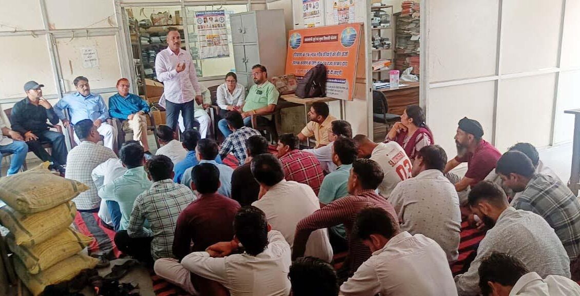 Electricity workers demonstrated against handing over the corporations to private hands