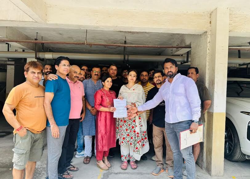 Society residents submitted a memorandum to councilor Priyanka Bisht on the incidents of dog bites in Omaxe Heights