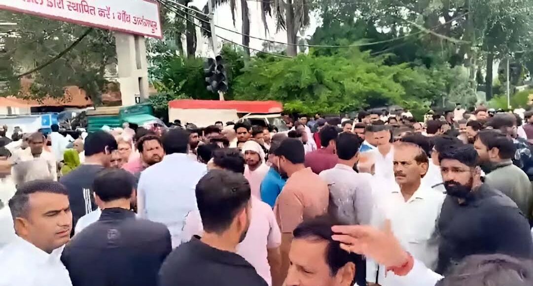 In protest against the demolition, the villagers in Anangpur blocked the way of the squad