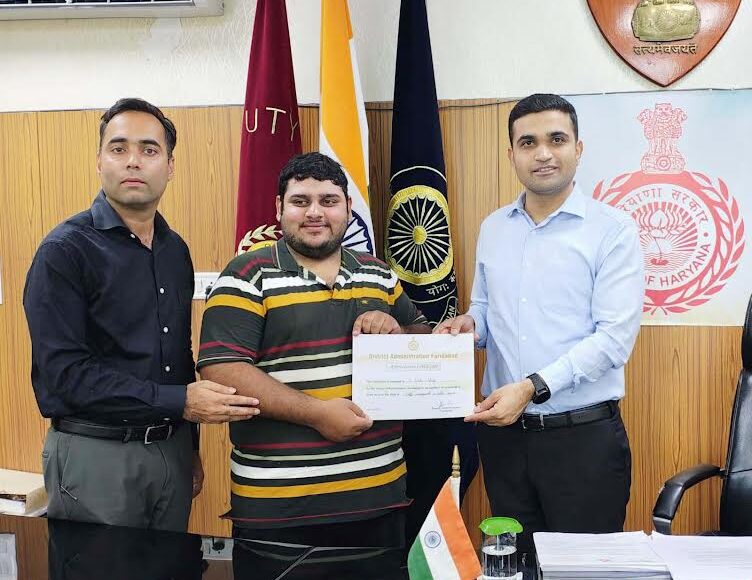 DC Vikram Singh honored Palash Saluja for his contribution in road safety