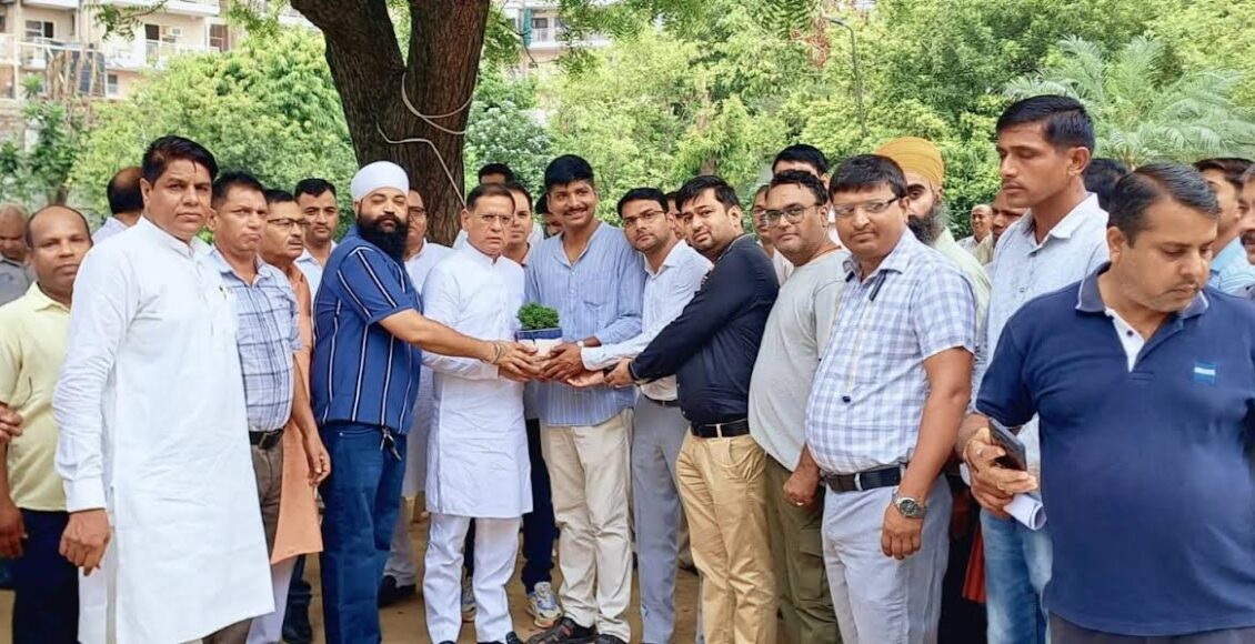 Minister Rajesh Nagar ordered the officials to prepare the estimate of the road as soon as the complaint was received