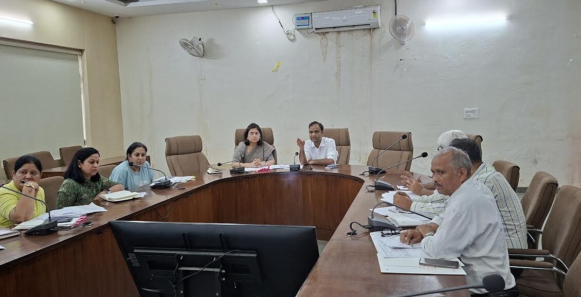 Municipal Commissioner held a review meeting on the status of property tax recovery