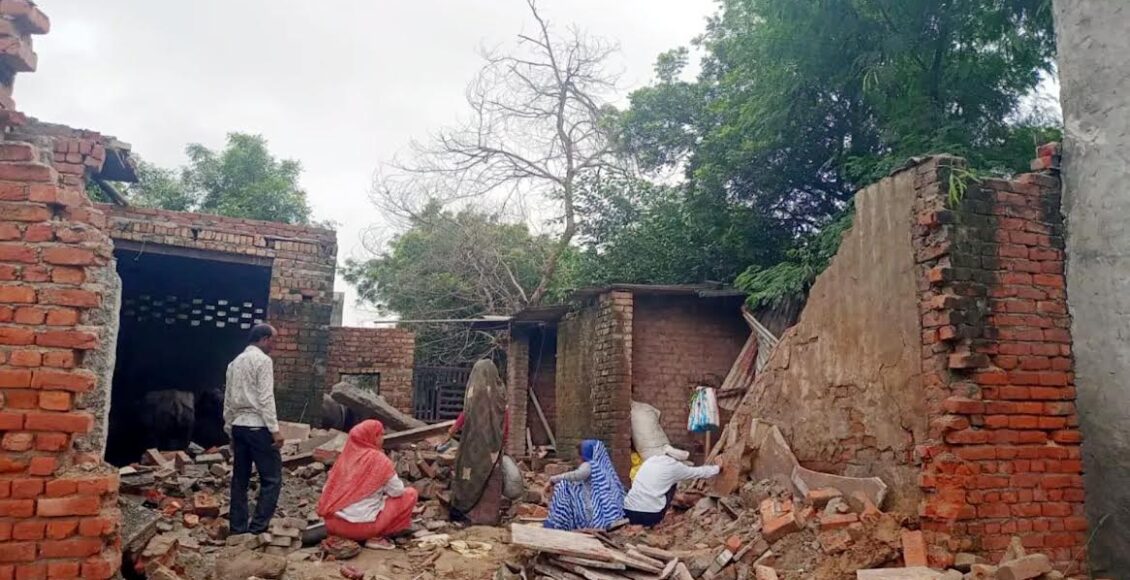 The roof of the house collapsed due to rain, three cattle died