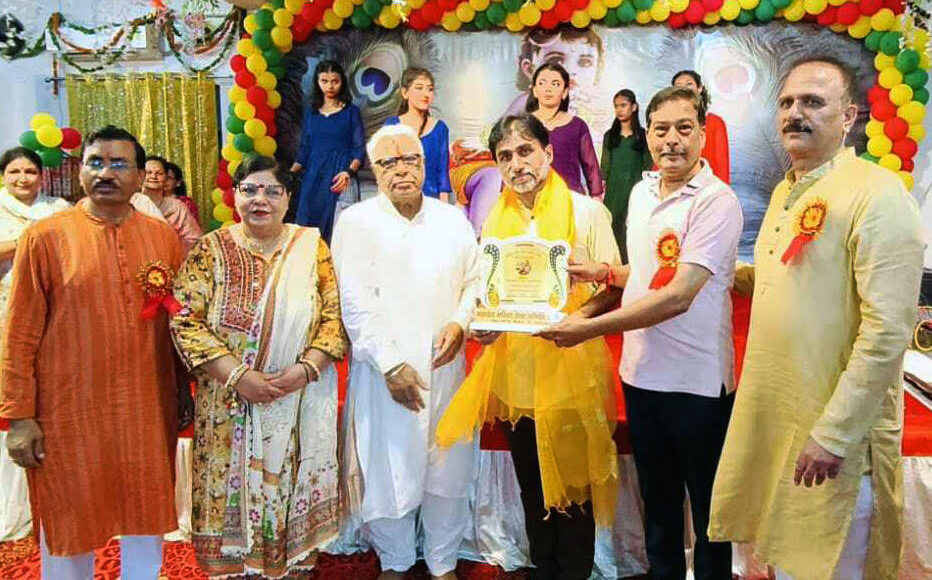 Mahadev Mandir Sector 8 honored social worker Harish Chandra Azad on Janmashtami