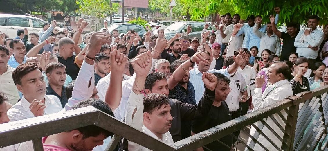 Employees demonstrated at the district headquarters and submitted a memorandum demanding restoration of the old pension