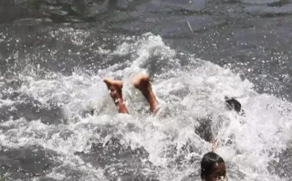 The conductor who went to take bath in Yamuna river near Manjhawali bridge drowned, the driver was saved by the villagers