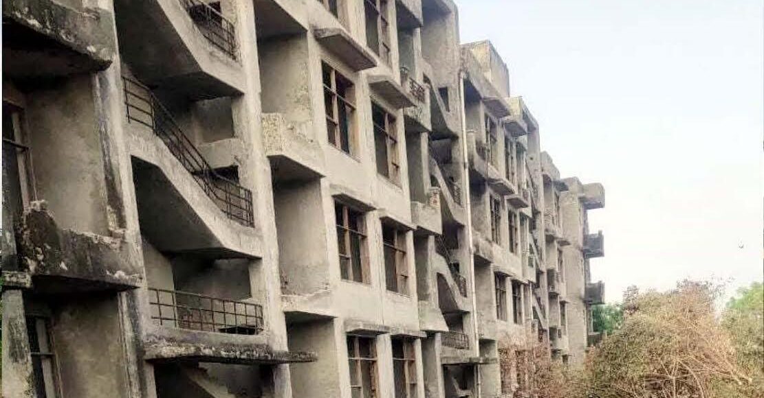800 families are yearning to get a home even after spending lakhs