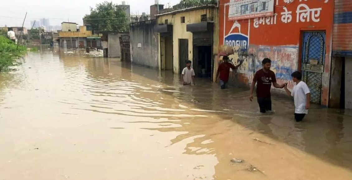 Yamuna's water level increased, more than 300 houses in Basantpur filled with water