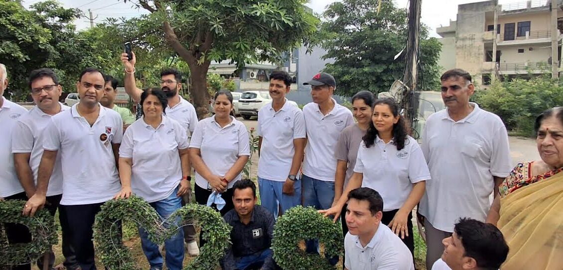 Corporation Commissioner Dhirendra Khadgata reached Sainik Colony and did Shramdaan