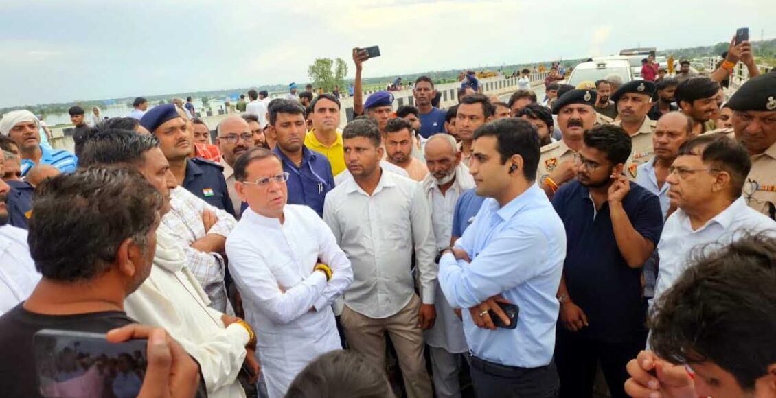DC Vikram Singh visited Mohana and other flood affected villages