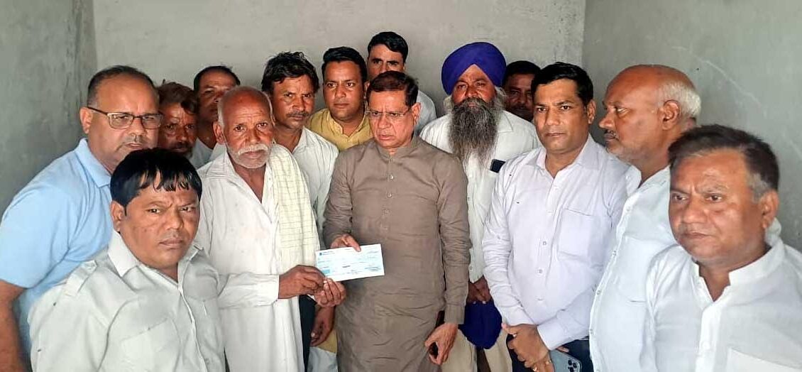 Minister Rajesh Nagar handed over a cheque of Rs 4 lakh to the family of those who lost their child in the flood
