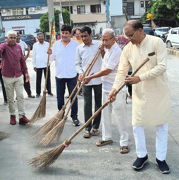 Public participation is necessary for the success of cleanliness campaign: Mukesh Agarwal