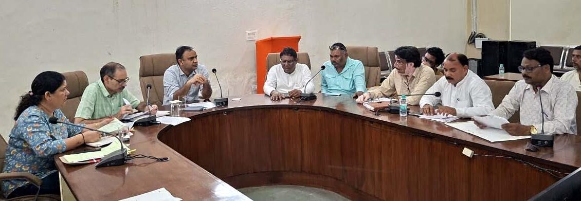 A meeting was held between the Municipal Commissioner and the Employees' Union, and a consensus was reached on referring the matter to the government for relaxation.