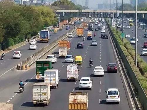 No signals, no cameras on the Delhi-Mumbai Expressway Faridabad link, increasing the risk of accidents.
