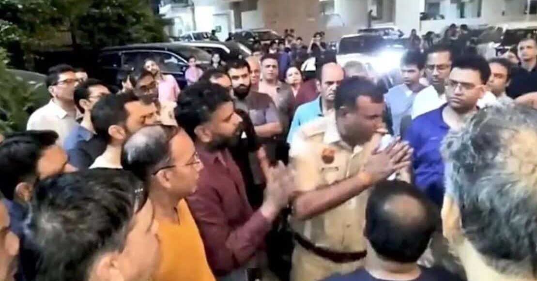 Uproar in society over feeding dogs, police reached the spot