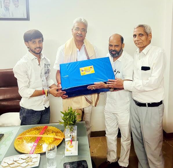 Anil Netaji met Congress State President Rao Narendra and wished him Happy Diwali.