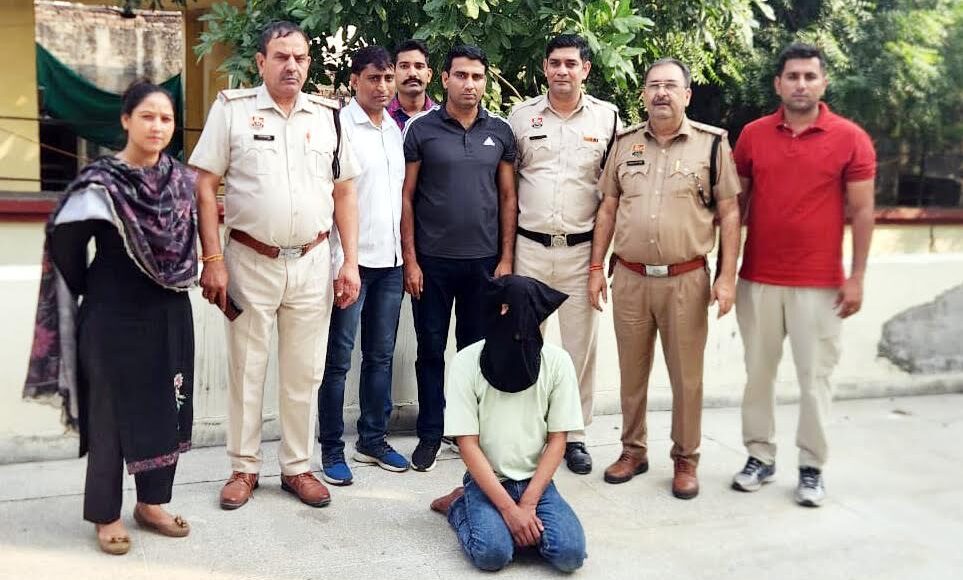 The accused who kidnapped and raped a student was arrested.