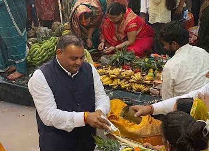 Construction and service work of a huge ghat by former councilor brother Jitendra Bhadana on the occasion of Chhath Mahaparva.