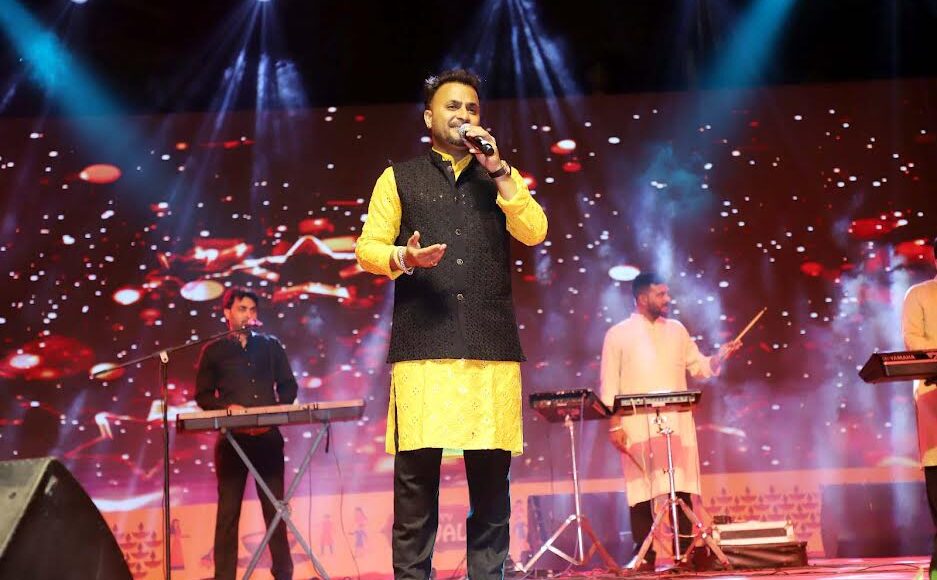 Singer Deepesh Rahi's brilliant performance at the fair mesmerized the audience.