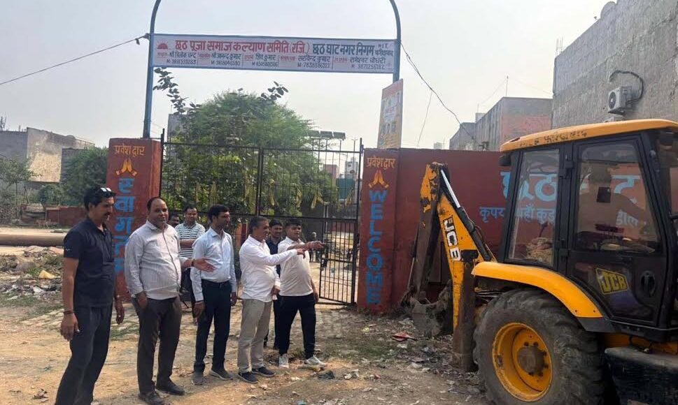 BJP councilor Rakesh Mahesh Lohiya inspected the cleanliness of Chhath Ghats.