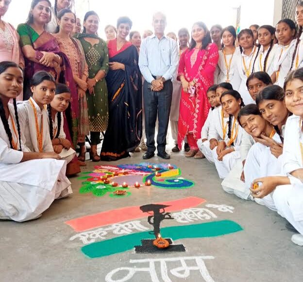 School children decorated the rangoli with the slogan 'One Diya in the name of Martyrs'.