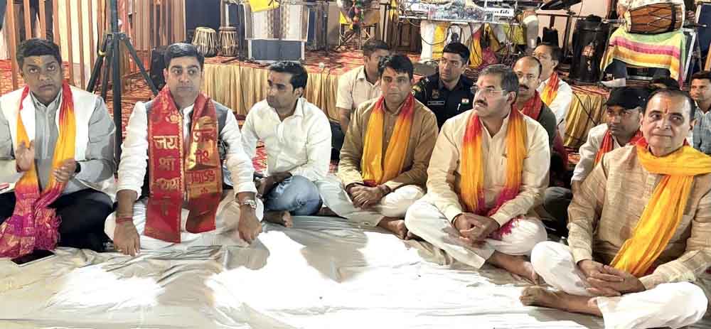 Kirtan was organised with great pomp by Shri Shyam Parivar Seva Samiti at Radhe Vatika, Tigaon.