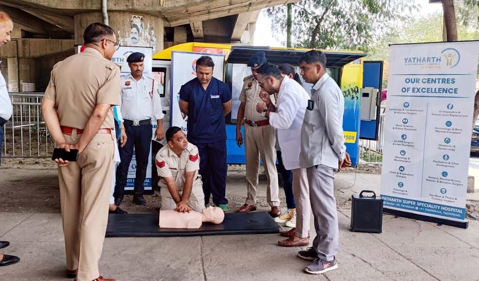 A unique initiative by Yatharth Hospital and the police – traffic signals spread the message of heart health