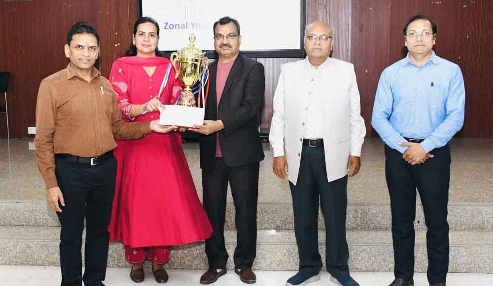 Winners of Zonal Youth Festival were given a grand welcome at Aggarwal Mahavidyalaya.