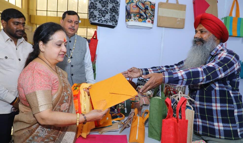 The essence of the 18 chapters of the Gita was presented in an attractive exhibition, which the Mayor praised.