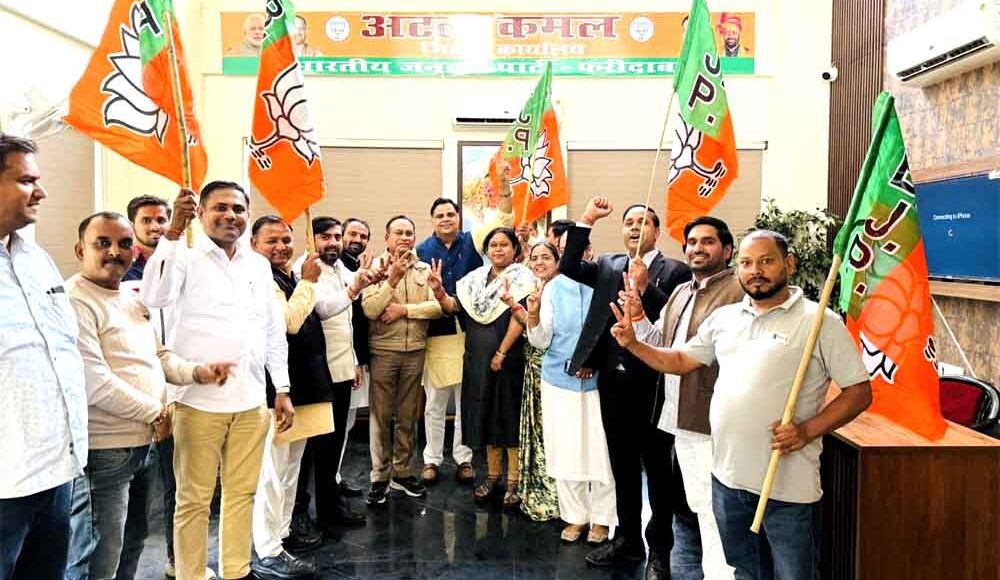 BJP Faridabad workers celebrated the victory of NDA with great enthusiasm on its historic victory in Bihar.