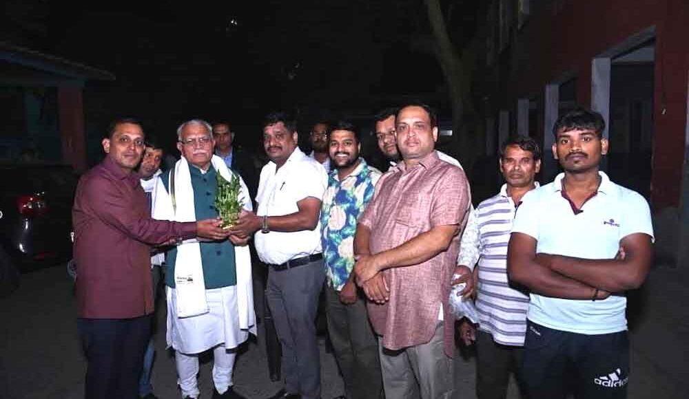 Union Minister Manohar Lal Khattar suddenly visited Sarai Khwaja School; he shared memories with old friends, leaving the minister emotional.