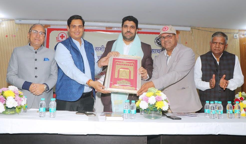 The problems of the employees were resolved in the meeting of the Red Cross Society.