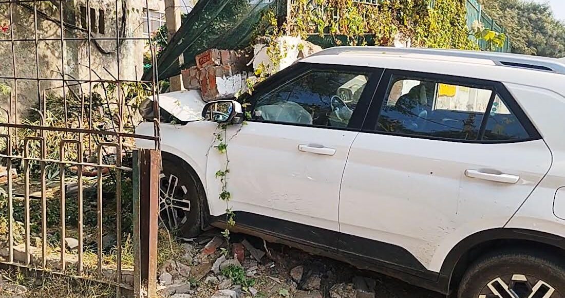 While trying to save the Thar, the car hit the wall, two youths were saved due to the opening of the airbag.