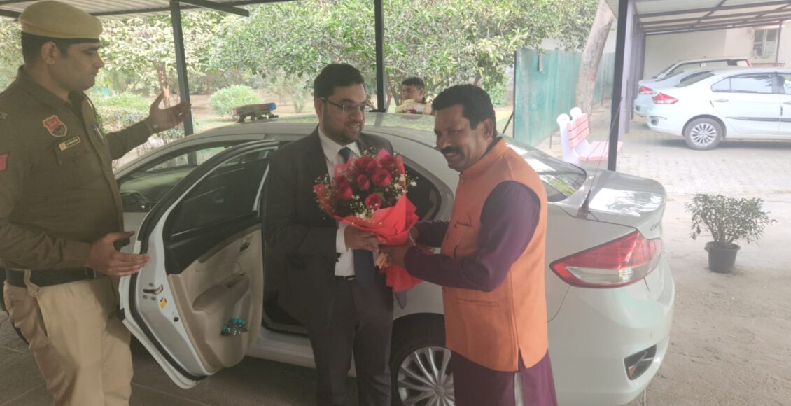 Thakur Shailendra Singh welcomed IAS Ayush Sinha on assuming charge as Faridabad Deputy Commissioner.