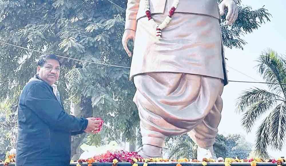 Thakur Umesh Bhati paid his respects to Atal Ji.