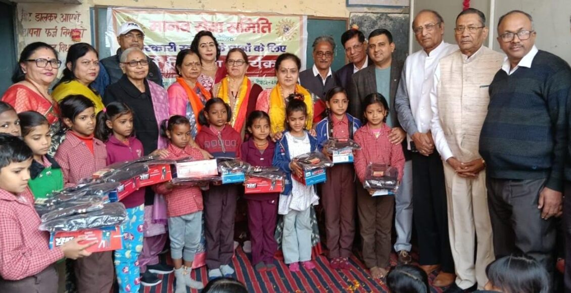 Manav Seva Samiti distributed uniforms to needy children.
