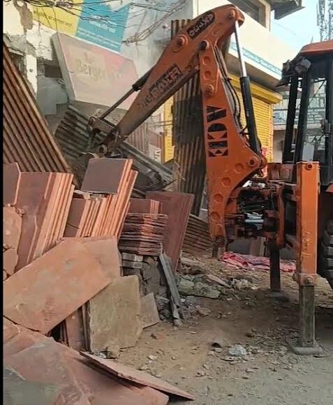 Municipal corporation's bulldozer operation in SGM Nagar! Chaos erupted amidst strong protests, women sat in front of the bulldozer; heavy police force deployed.