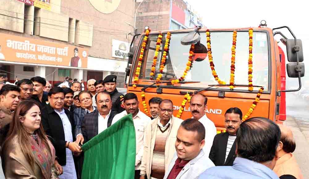 Cabinet Minister Vipul Goel flagged off vehicles equipped with anti-smog gun machines.