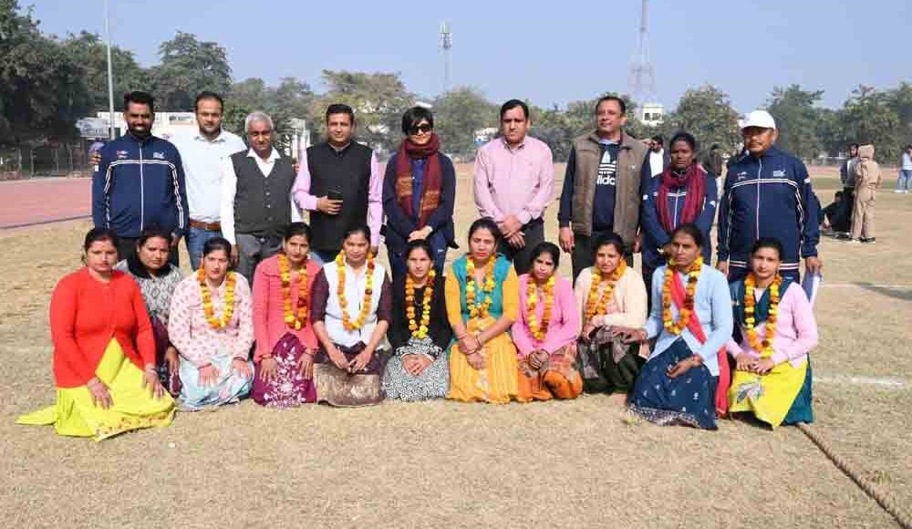 Mahila Shakti of Beed Kalwa secured second place in the tug of war competition under the MP Sports Festival.