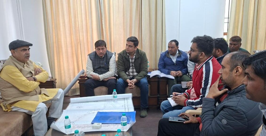 MLA Moolchand takes a strong stance on the problems caused by the construction of the elevated bridge, directing that sewer and water lines be completed within 15 days.