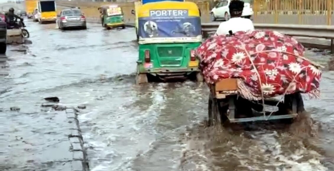 The service road of the Delhi-Mathura highway is submerged in sewage water, and the administration remains silent.