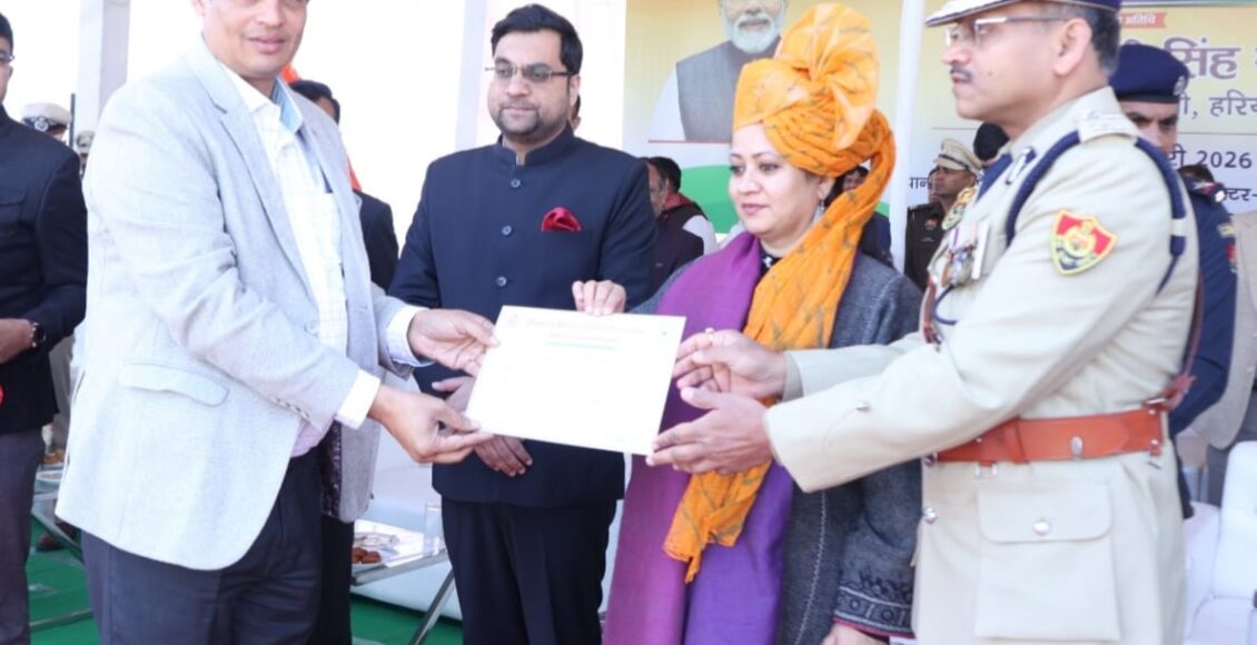 Social worker Vimal Khandelwal honored by the district administration in the Republic Day celebrations.