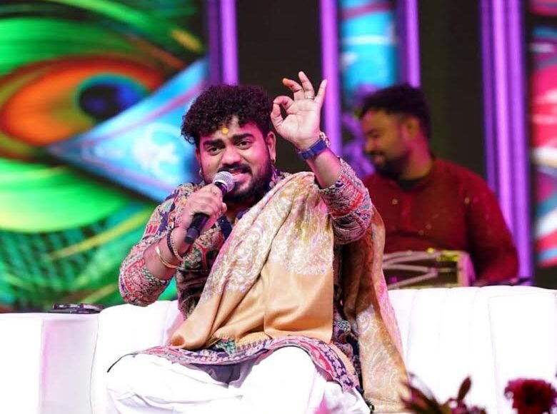 Tourists danced to the hymns of Hemant Brijwasi at the cultural evening at Surajkund Fair.